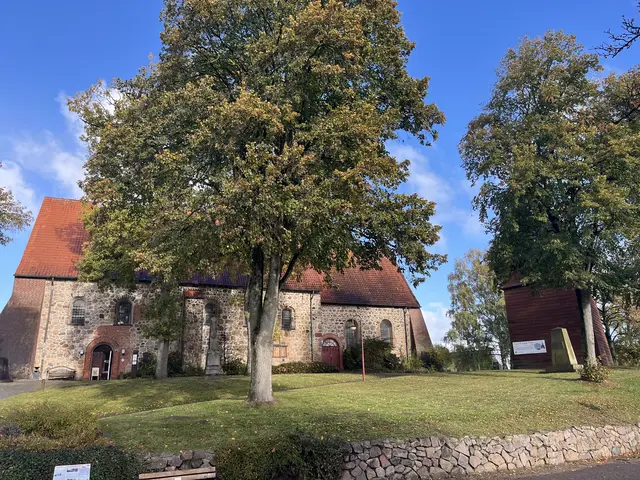 Der Kirchberg mit der Mauritiuskirche und dem zugehörigen Glockenturm in Hittfeld | Foto: sra