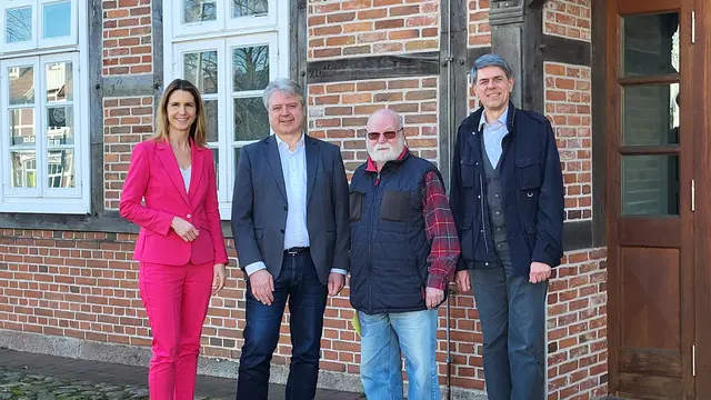 Dank für 20 Jahre Ehrenamt als Schiedsmann: Dr. Astrid Hillebrenner (v. li., Direktorin des Tostedter Amtsgerichtes), Dr. Peter Dörsam (Samtgemeindebürgermeister), Michael Minsel und Hartmut Nitz (Vorstandsmitglied vom Bund deutscher Schiedsmänner und Schiedsfrauen) | Foto: sh
