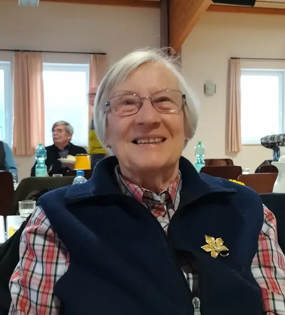 Die langjährige Wanderführerin Christa Steinfatt freut sich über die Ernennung zum Ehrenmitglied  | Foto: Wanderfreunde Nordheide/Christel Gebhardt-Bache