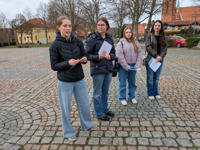 Leiteten die besondere Stadtführung (v. li.): die Gymnasiastinnen Malena, Greta, Lilly und Batul | Foto: Antje Halle