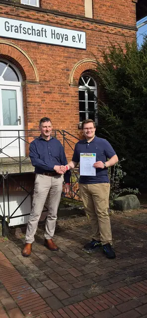 Max Emilian Stendler (r.) erhält den Studienpreis des Freundeskreises für Archäologie in Niedersachsen aus den Händen von Dr. Utz Böhner | Foto: Freundeskreises für Archäologie in Niedersachsen