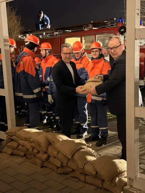 Den Zugang zu der neuen Sonderausstellung mussten sich die Ehrengäste erst erarbeiten. Landrat Kai Seefried (LK Stade) und Landrat Thorsten Krüger (LK Cuxhaven) wurden beim Abräumen tatkräftig von der Jugendfeuerwehr Wingst unterstützt. | Foto: Beneke/LK Stade