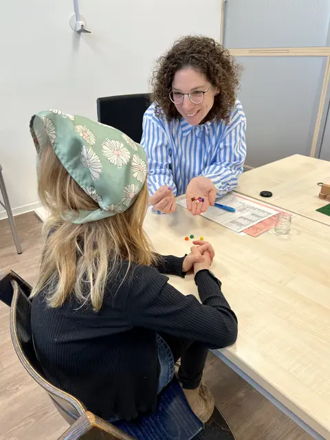 Dr. Leonie Kietzmann führt routiniert eine Schuleingangsuntersuchung durch  | Foto: Landkreis Stade / Nina Dede 