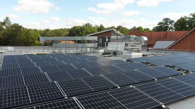 Die PV-Anlage auf dem Dach der Buchholzer Waldschule | Foto: Stadt Buchholz