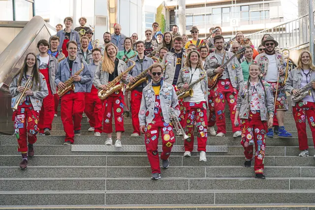 Ein Markenzeichen des Chaotenorchesters sind die roten Latzhosen | Foto: ACO Stuttgart