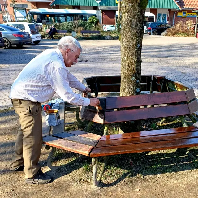Auch Rentner Nis Matthiesen von der Interessengemeinschaft Hanstedt brachte die Rundbank auf dem Geidenhof-Gelände wieder auf Vordermann | Foto: IGH
