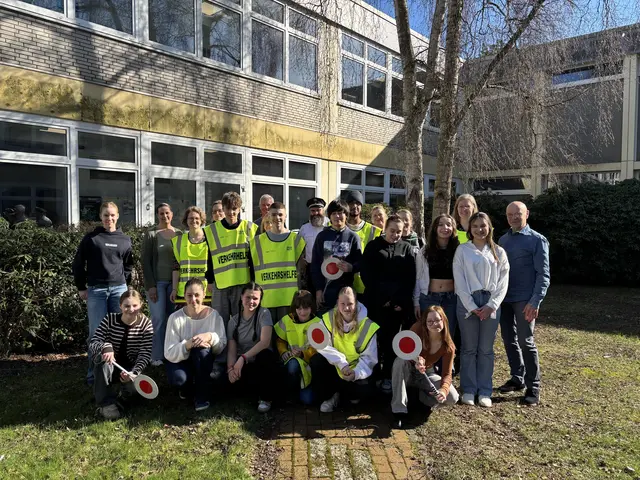 Sie sorgen ehrenamtlich vor den Schulen für mehr Sicherheit auf Buxtehuder Straßen:  die Schülerlotsen  | Foto: Verkehrswacht Buxtehude