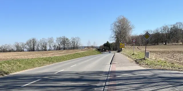 Die Kleckener Straße (K39) zwischen Waldesruh und Klecken mit Blick auf den betreffenden Kreisel | Foto: sra