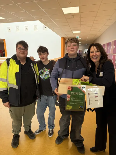 Schulleiterin Alexandra Neukirch gemeinsam mit Schülern bei der UNESCO-Auszeichnung | Foto: IGS Seevetal