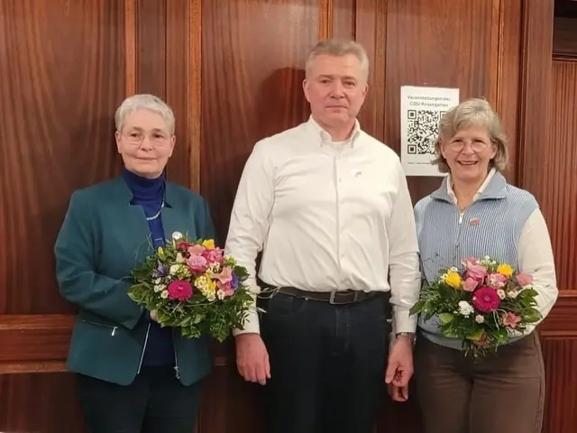Ehrung von Christine Rudnik und Anke Grabe durch Matthias Grabe | Foto: CDU Rosengarten, A. Grabe