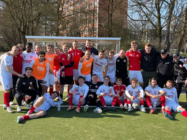 Das 08-Team nach dem hart erkämpften 3:2-Erfolg bei HT 16.
Am heutigen Dienstag, 24. März, muss die Elf des TSV zum Nachholspiel beim Tabellensechsten TSV Sasel antreten. 
Anpfiff: 19.00 Uhr, Saseler Parkweg 14

 

Das letzte Auswärtsspiel ist gerade einmal zwei Tage her, von daher ist davon auszugehen, dass Coach

Christoph Behrens heute auf einigen Positionen aufgrund der Belastung rotieren wird.

Personell kann 08 nahezu aus dem vollen schöpfen, und nach zwei Siegen in Folge, wären drei Punkte

super, um sich ins sichere Tabellen-Mittelfeld zu begeben. | Foto: TSV 08