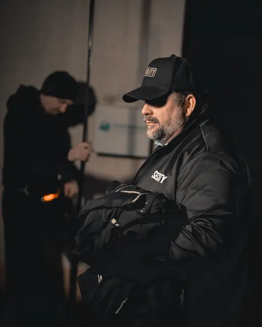 Tom Schmidt ist auch nach 12 Stunden Dreh konzentriert bei der Sache | Foto: Chris Puschke (Puschke.Portray.People.Tfp)