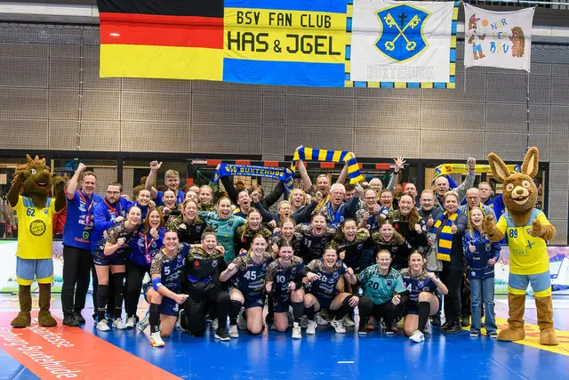 Jubel mit den Fans nach dem Derbysieg gegen Oldenburg | Foto: Jürgen Wittholt