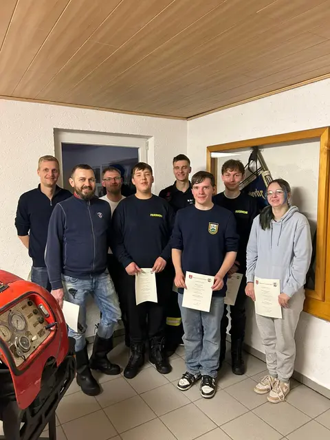 Die Teilnehmer und Teilnehmerinnen mit ihren Ausbildern | Foto: Feuerwehr