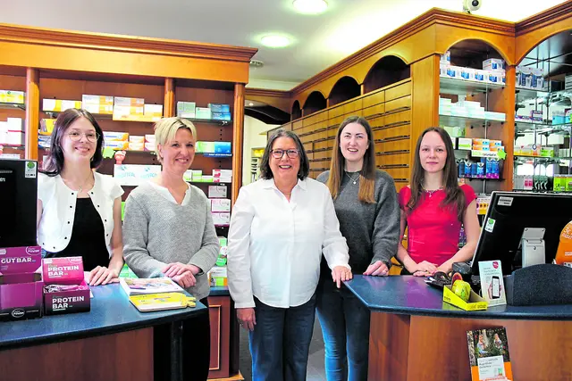 Apothekerin Martina Nowak-Fischer (Mitte) mit ihrem Team der Kloster-Apotheke | Foto: sb