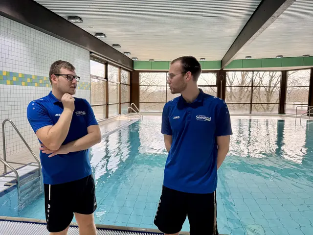 Auszubildender Phil Dabelstein (li.) und Thore Böhler, Meister für Bäderbetriebe, vor dem Nichtschwimmerbecken in Hittfeld | Foto: Gemeinde Seevetal