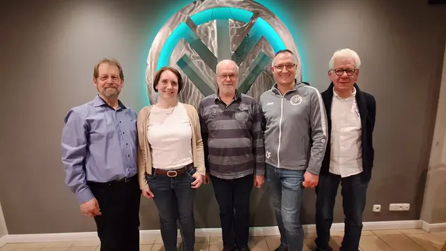 Vorsitzender Dirk Pünjer (li.) verabschiedete zusammen mit dem zweiten Vorsitzenden Ernst-August Rieckmann (re.) Ulrike Sörensen (v. li.) Dieter Welbers und Christian Fütterer aus der Vorstandsarbeit | Foto: MTV Borstel-Sangenstedt