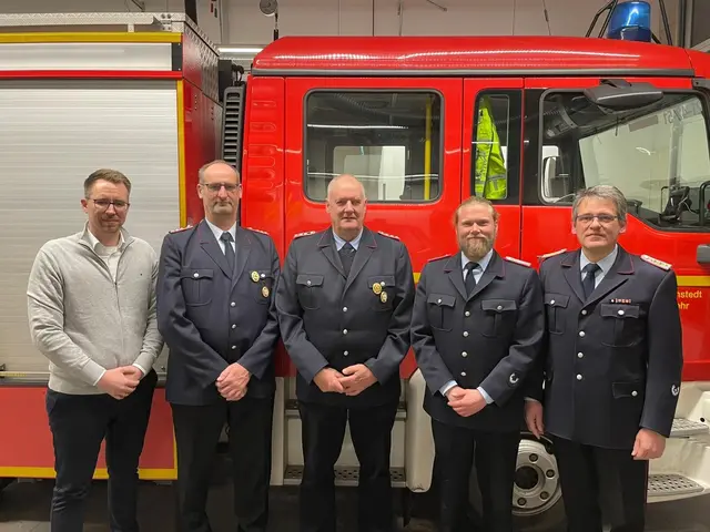 Samtgemeindebürgermeister Philip Werk (v. li.), Wilfried Meyer, Rüdiger Meyer, Ortsbrandmeister Arne Gewert und Gemeindebrandmeister Carsten Benecke | Foto: Feuerwehr Appel