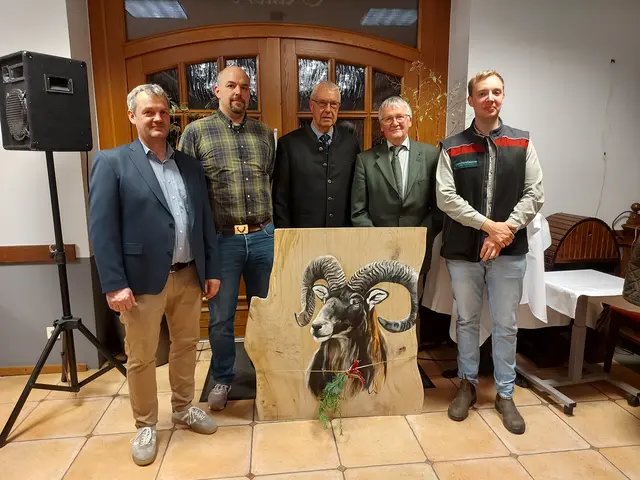 Bei der Versammlung (v. li.): Florian Simon, Vorsitzender der Forstbetriebsgemeinschaft (FBG) Salzhausen, Lars Matthies, Vorsitzender der Forstwirtschaftlichen Vereinigung in Undeloh, FBG-Ehrenvorsitzender Willy Isermann, Andreas Euhus als scheidender Bezirksförster für das südliche Verbandsgebiet und Nachfolger Paul Jörß | Foto: Peter Menke