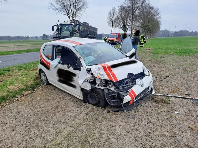VW prallt gegen abbiegenden Traktor | Foto: Polizeiinspektion Stade