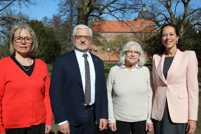 Der neugewählte Vorstand des Kreisseniorenbeirats (v. li.): Hannelore Buls, Roger Grewe und Kristina Schneider mit Kreisrätin Ana Cristina Bröcking

 | Foto: Landkreis Harburg