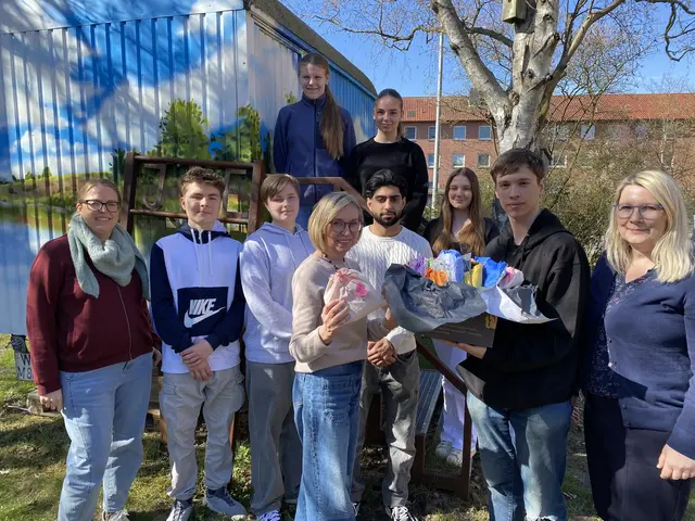 Bei der Übergabe der selbst genähten Mutmacher: Schüler des Upcycling-Kurses mit (v. li.) der zweiten Konrektorin Anika Hafner, Andrea Kenne vom Ambulanten Hospizdienst und Lehrerin Carina Wagner | Foto: Johann-Peter-Eckermann-Realschule