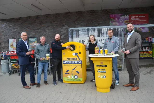 Albert Bechtoldt, Vertriebsleiter der Münzer Deutschland GmbH, Roger Courtault, Fachbereichsleiter Bauen und Umwelt, Mike Frieß, Rewe-Marktleiter, 
Judith Sievers, Klimaschutzmanagerin der Samtgemeinde Horneburg, Sören Schmidt, Inhaber des Rewe-Marktes, und Maurizio Heidenreich von Münzer Deutschland GmbH (v.li) nehmen die neuen Altspeiseöl-Container in Betrieb  | Foto: sc