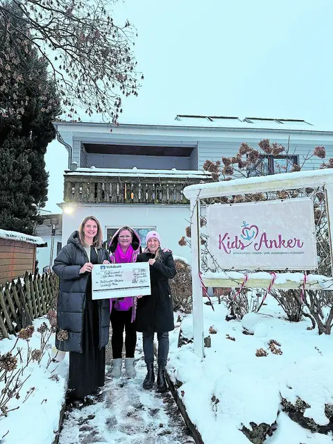 Bei der Spendenübergabe: Martina Stehr (li.) mit den Verantwortlichen von KidsAnker Janine Ratai (re.) und Sandra Schlabbach | Foto: Volksbank