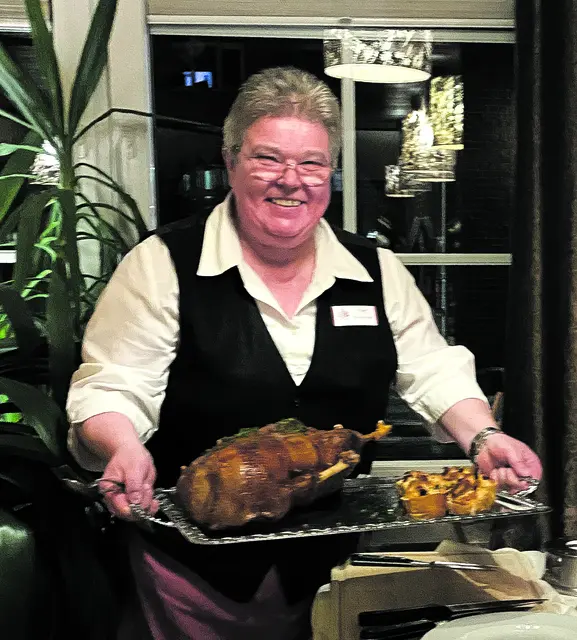 In ihrem Element: Monika Alsguth, die jetzt mit 63 Jahren verstarb, verwöhnte die Restaurantgäste stets mit einem Lächeln | Foto: Dr. Andreas W. Schneider