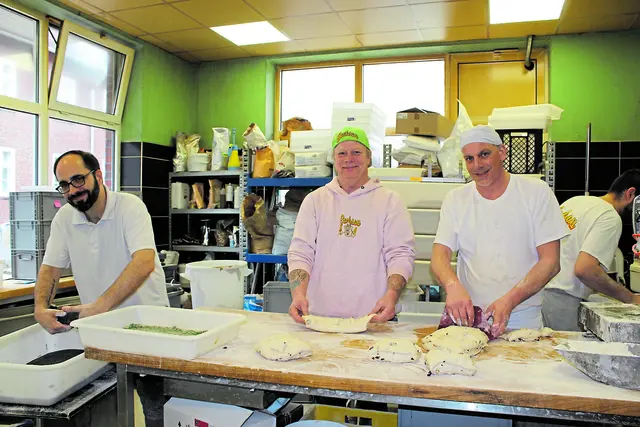 Brotproduktion im Team mit (v. li:) Nico Hertz, Sascha Schäfer und Stefan Bindl | Foto: sb