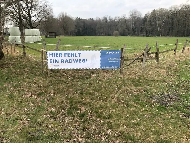 Die neuen Banner an der K66 zwischen Otter und Kampen sagen fast alles aus über die dortige Problematik | Foto: Gerd Schröder
