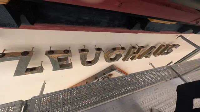 Das Zeughaus-Schild mal aus ungewöhnlicher Perspektive | Foto: jd