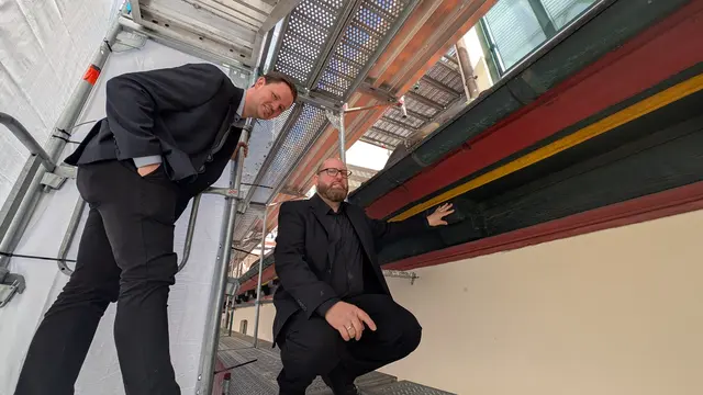 Sparkassen-Pressesprecher Henrik Klinger (li.) begutachtet gemeinsam mit dem Architekten Tobias Daber den Zustand der Holzbaken am Zeughaus | Foto: jd