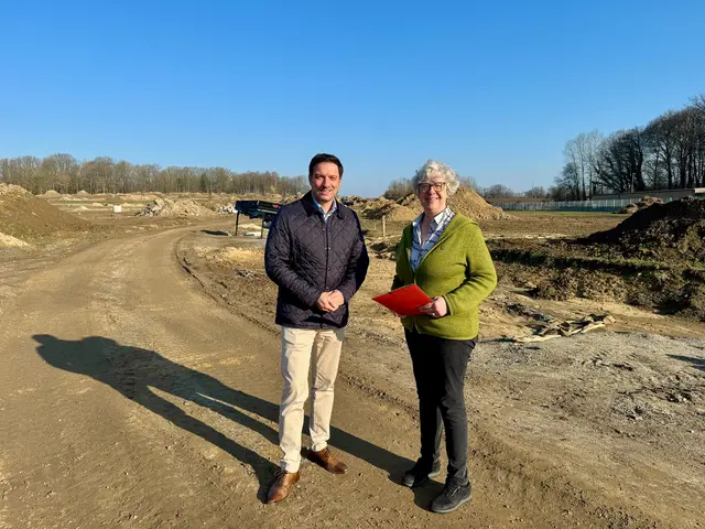 aniel Robionek (Geschäftsführer KWG, Kommunale Wohnungsbaugesellschaft für den Landkreis Harburg mbH) und Seevetals Bürgermeisterin Emily Weede auf der Baustelle „Nördlich Göhlenbach“ | Foto: Gemeinde Seevetal