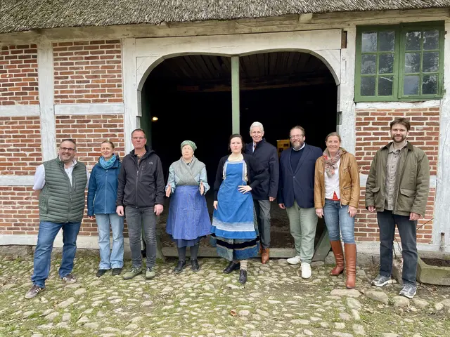 Kamen zum Rundgang für den Saisonauftakt nach Wennerstorf (v. li.): Jan Bauer, Anna-Lena Woelfert, Oliver Gothe, Julia Daum, Myriel Wiese, Rainer Rempe, Stefan Zimmermann, Sybille Kahnenbley und Philipp Wilkens  | Foto: Silke König 