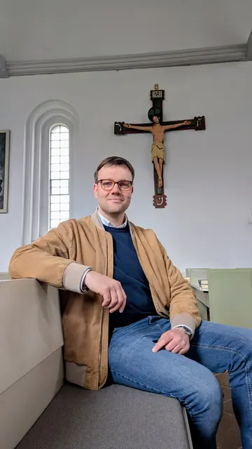 Jonas Milde in seiner neuen Wirkungsstätte, der Bützflether St.-Nicolai-Kirche: Nach Ostern tritt er dort seine Pfarrstelle an | Foto: jd