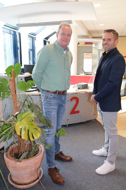 Machen auf den neuen Service aufmerksam: Fachbereichsleiter Sebastian Schaper (re.) und Heiko Schmidt, Leiter des Bürgerbüros | Foto: Stadt Buchholz