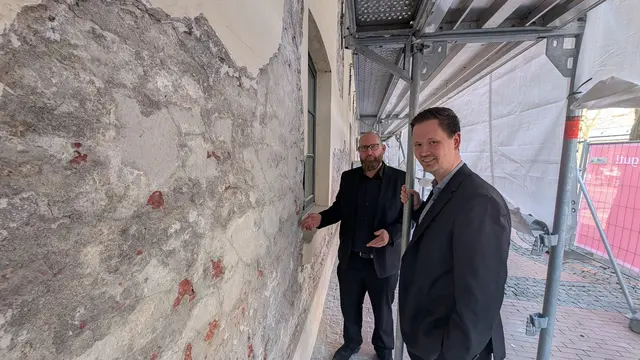 Tobias Daber (li.) und Henrik Klinger an der Stelle, wo die Wand am stärksten beschädigt ist | Foto: jd