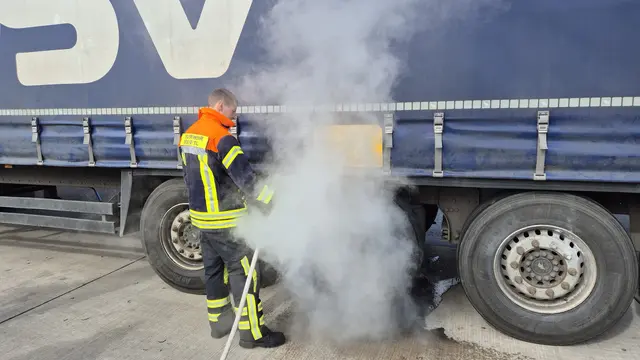 An diesem Sattelzug war eine Bremse heiß gelaufen, das sorgte für einen Feuerwehreinsatz auf der A 1. Mit einem D-Strahlrohr kühlten die Feuerwehrleute die heiß gelaufene Bremse herunter | Foto: Sebastian Schulz, FF Maschen
