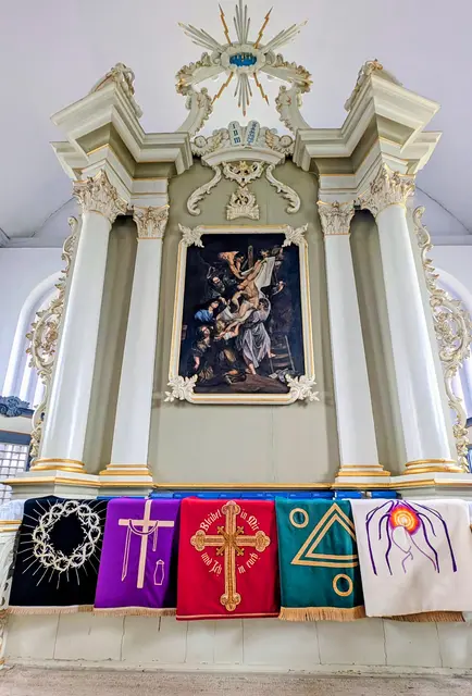 Der Altar von St. Nicolai in Bützfleth mit den fünf Antependien, die im Verlauf des Kirchenjahres aufgehängt werden | Foto: jd