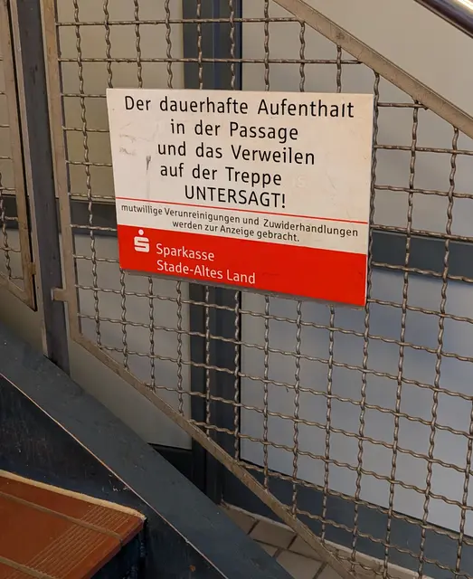 Trotz des Verbotsschildes hielten sich immer wieder Unbefugte in den Innenräumen des Zeughauses auf | Foto: jd