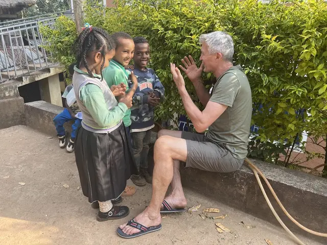 Kinder aus dem Projekt im Gespräch mit Jürgen Wohlers

 | Foto: Klaus Meyer