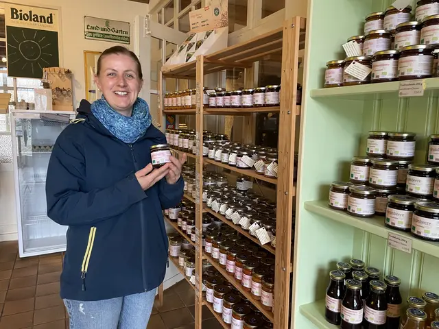 Anna-Lena Woelfert, die landwirtschaftliche Betriebsleiterin des Museumbauernhofs ist stolz auf die regionalen Bio-Produkte  | Foto: Silke König 