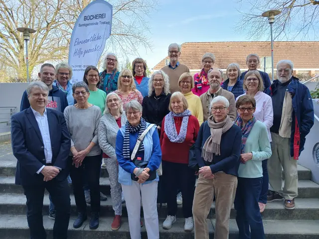 Οι συμμετέχοντες στο πάρτι γενεθλίων του συλλόγου υποστήριξης | Φωτογραφία: Laura Schulz