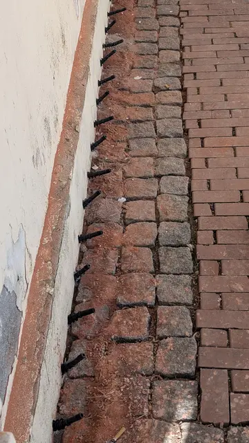 In die Wand wurden auf Bodenhöhe Röhren angebracht, um das Mittel für die Feuchtigkeitssperre zu injizieren  | Foto: jd