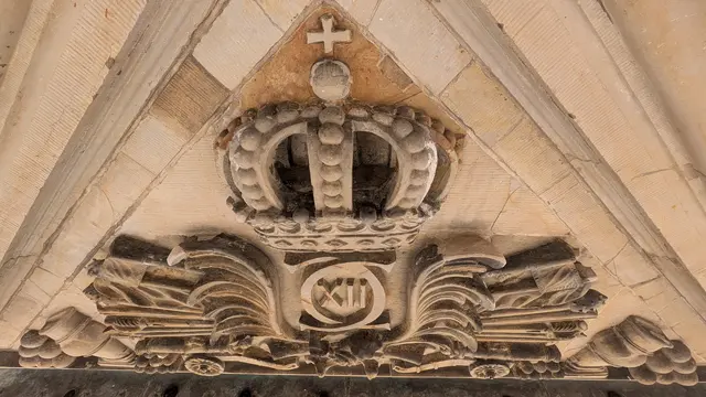 Kriegerische Symbolik über dem Eingangsprtal des Zeughauses | Foto: jd