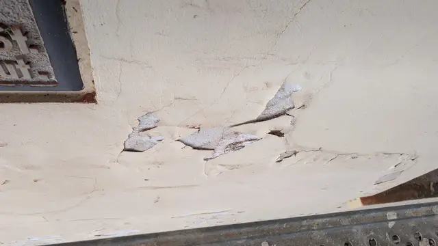 Auch hier muss etwas getan werden: Farbe blättert von der Fassade | Foto: jd