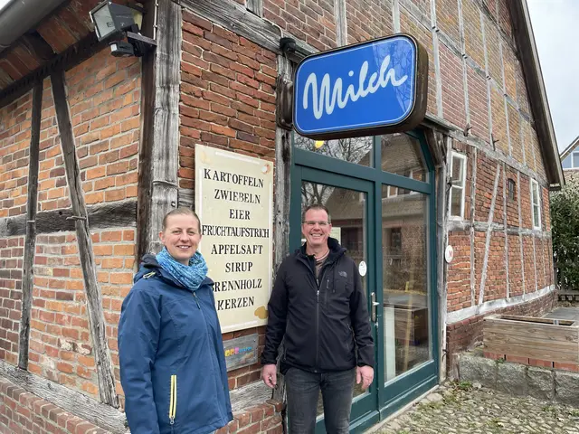 Anna-Lena Woelfert und Oliver Gothe, Leiter der Gruppe Lebenshilfe Lüneburg-Harburg, kümmern sich gemeinsam um das Team für den Obst-und Gemüseanbau  | Foto: Silke König 