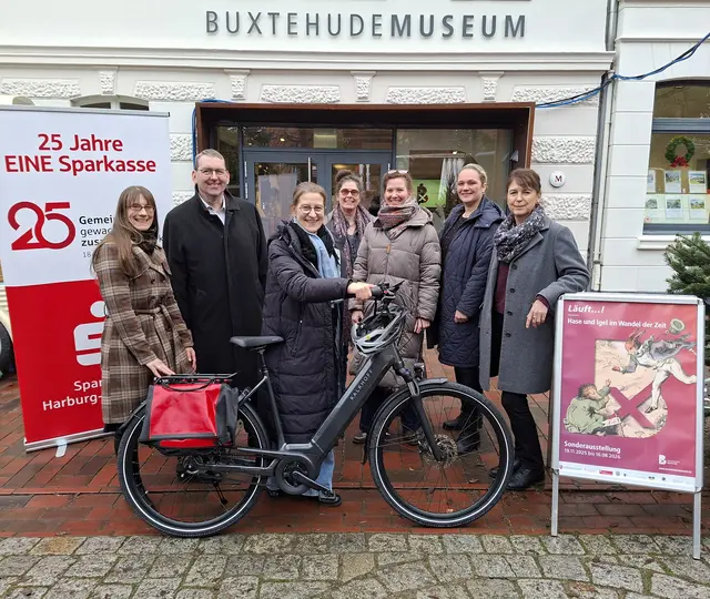 Museumsleiterin Dr. Susanne B. Keller (am Fahrrad) und ihr Team vom Buxtehude Museum freuen sich mit  Sponsor Matthias Weiß von der Sparkasse Harburg-Buxtehude sich über das neue E-Bike | Foto: Thorsten Sundermann/SHB