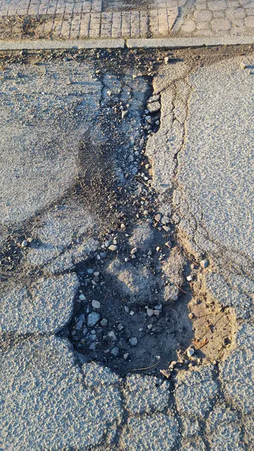 Dieses Schlagloch in Winsen-Luhdorf stellt auch für Radfahrer eine Gefahr dar | Foto: privat